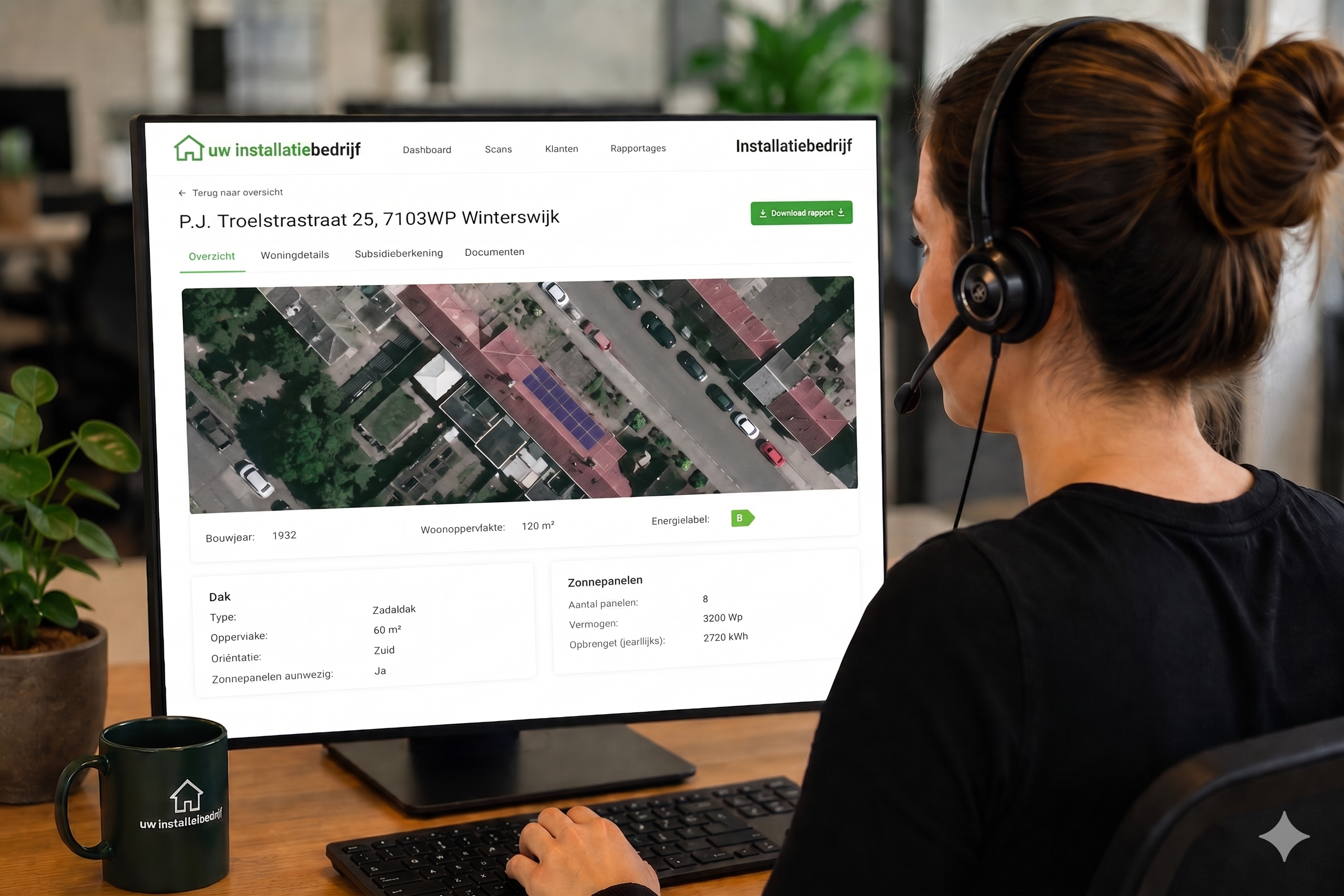 Telefonist met Ecosync-opbrengstinzichten op het scherm